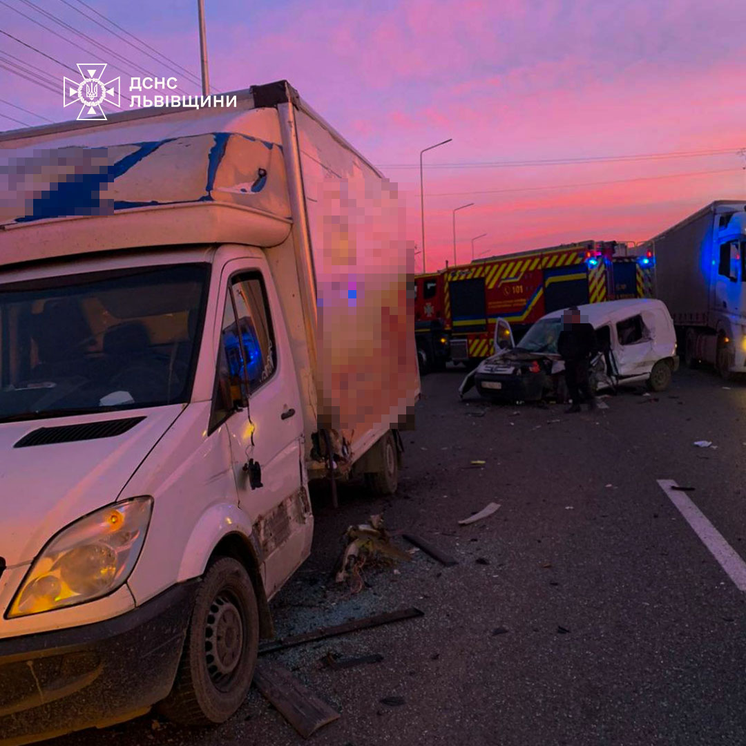 На Стрийщині вантажівка зіткнулась з легковиком: травмувався 35-річний чоловік