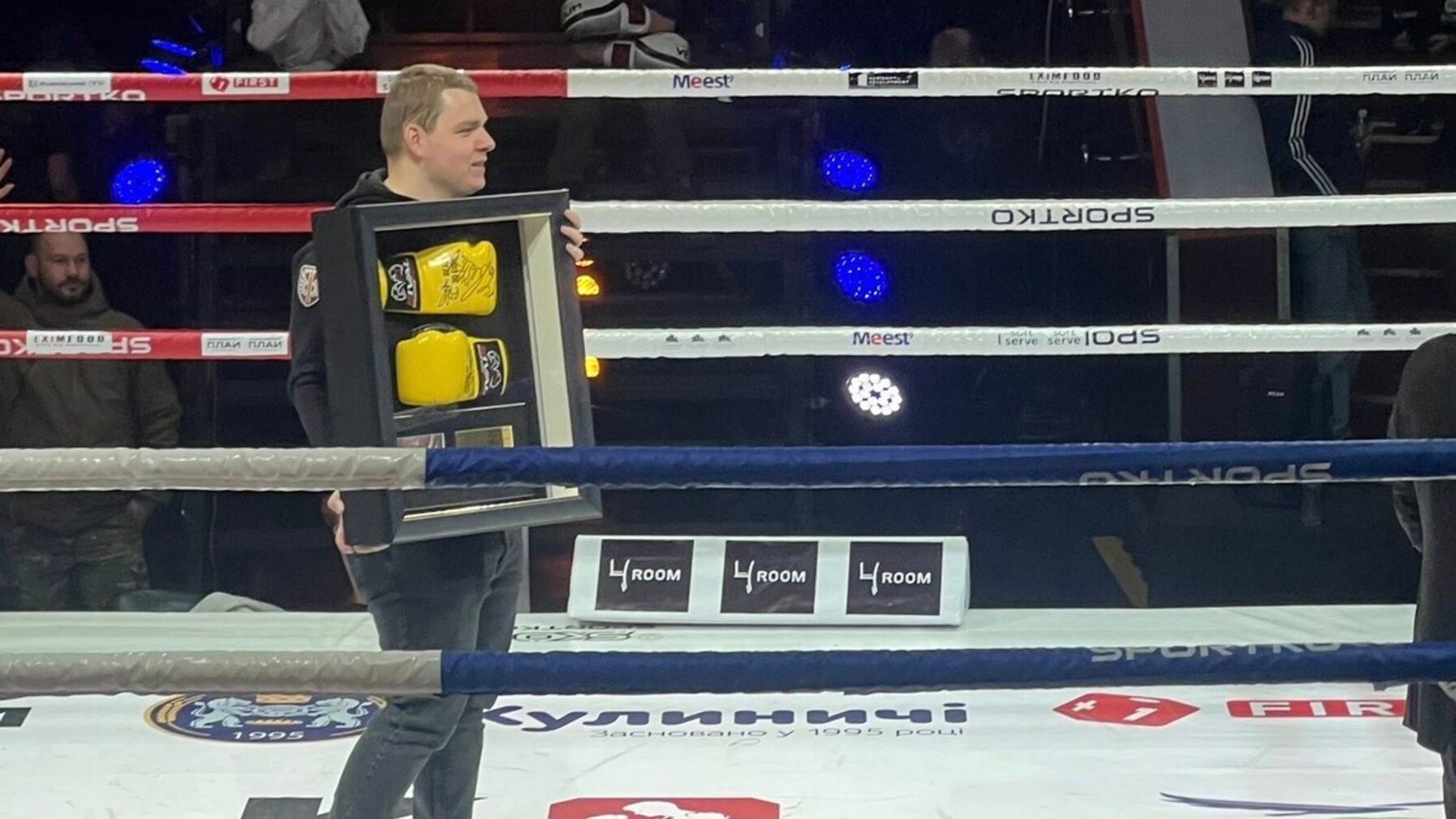 Рукавиці від Усика допомогли зібрати 300 тисяч грн на відбудову музею Шухевича у Львові