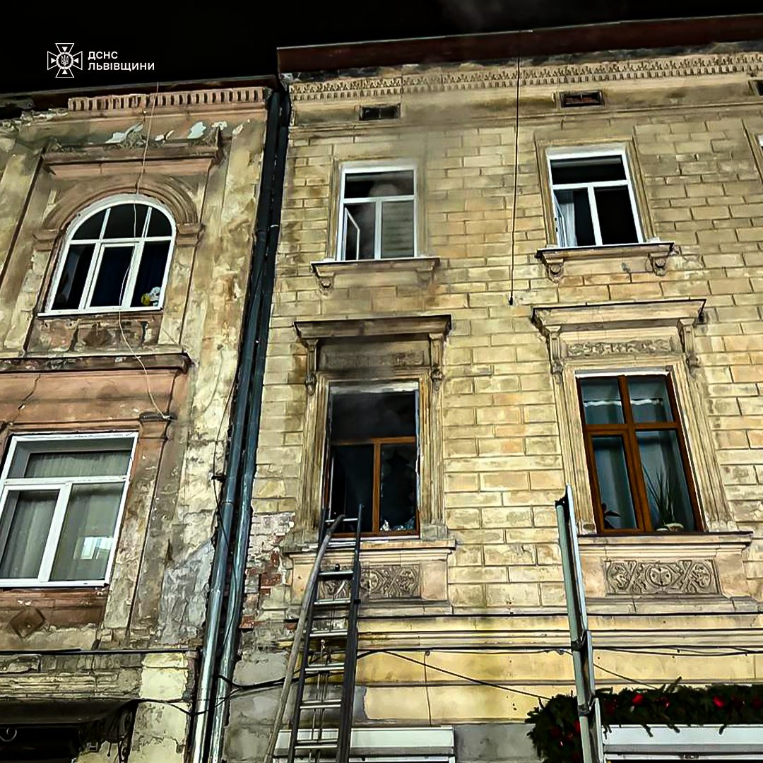 У Львові горіла квартира: надзвичайники врятували собаку