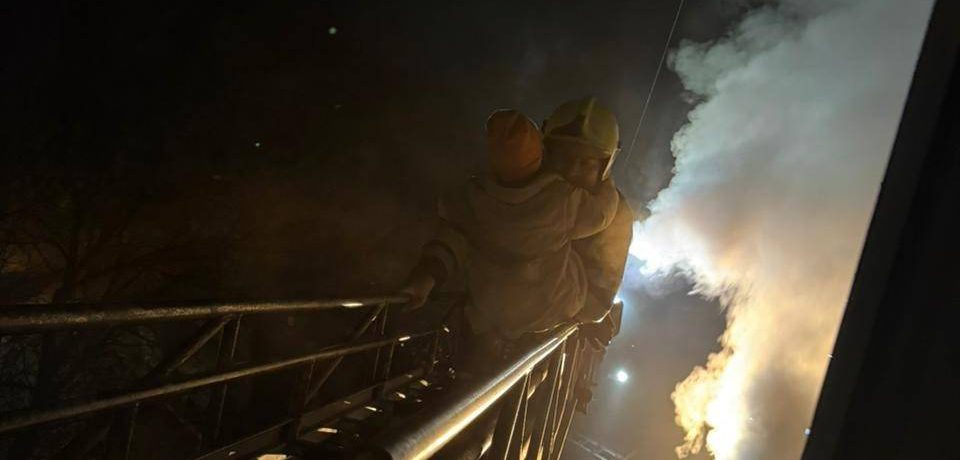 У Бродах горіла багатоповерхівка: надзвичайники врятували трьох людей