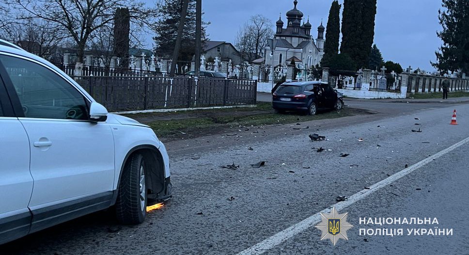 Внаслідок автозіткнення на Львівщині травмована пасажирка (ФОТО)