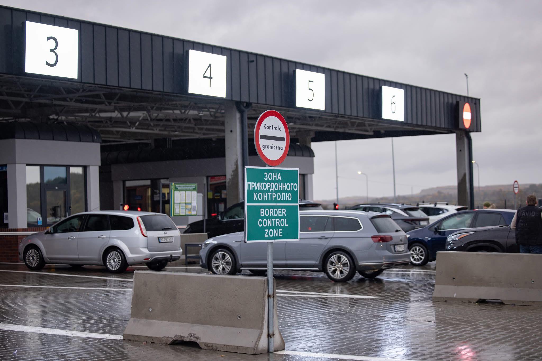 Майже 67 тисяч осіб перетнули кордон на Львівщині за добу: де найбільші черги?