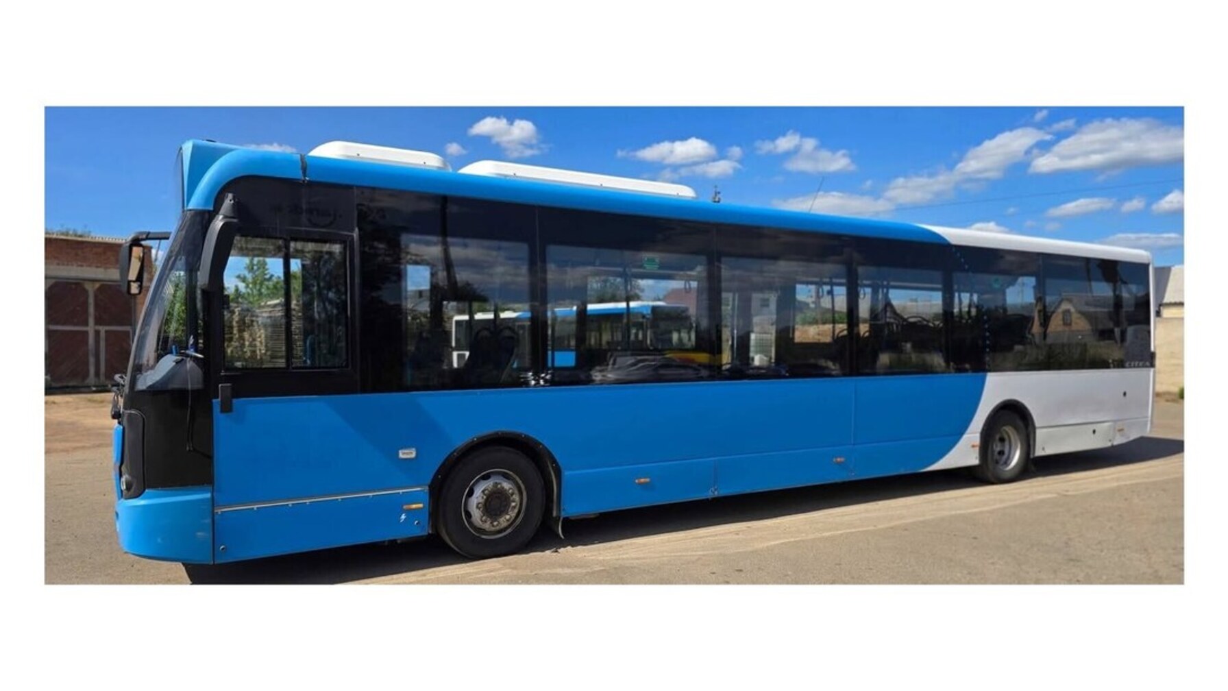 На один з маршрутів міста виїхав ще один великий низькопідлоговий автобус