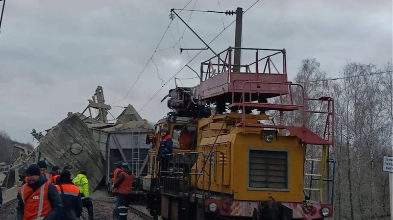 Через аварію на залізниці низка пасажирських поїздів продовжують курсувати із затримкою: деталі