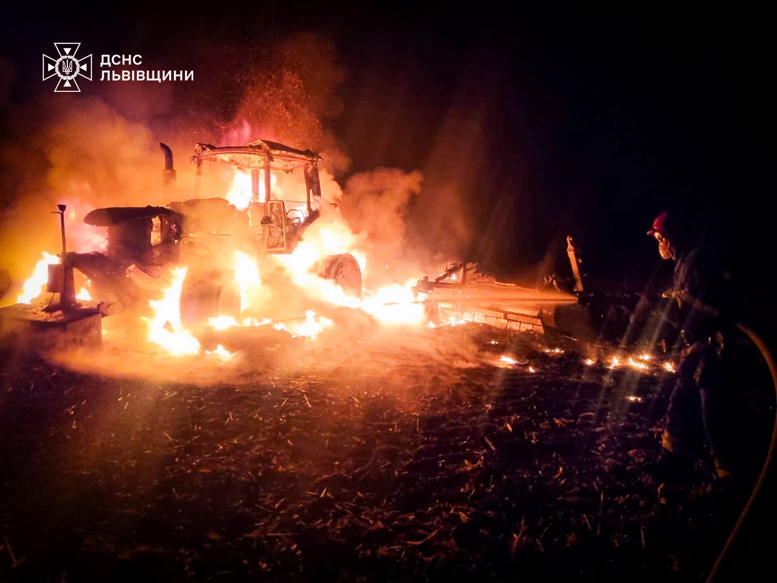 У селі на Львівщині під час роботи загорівся трактор