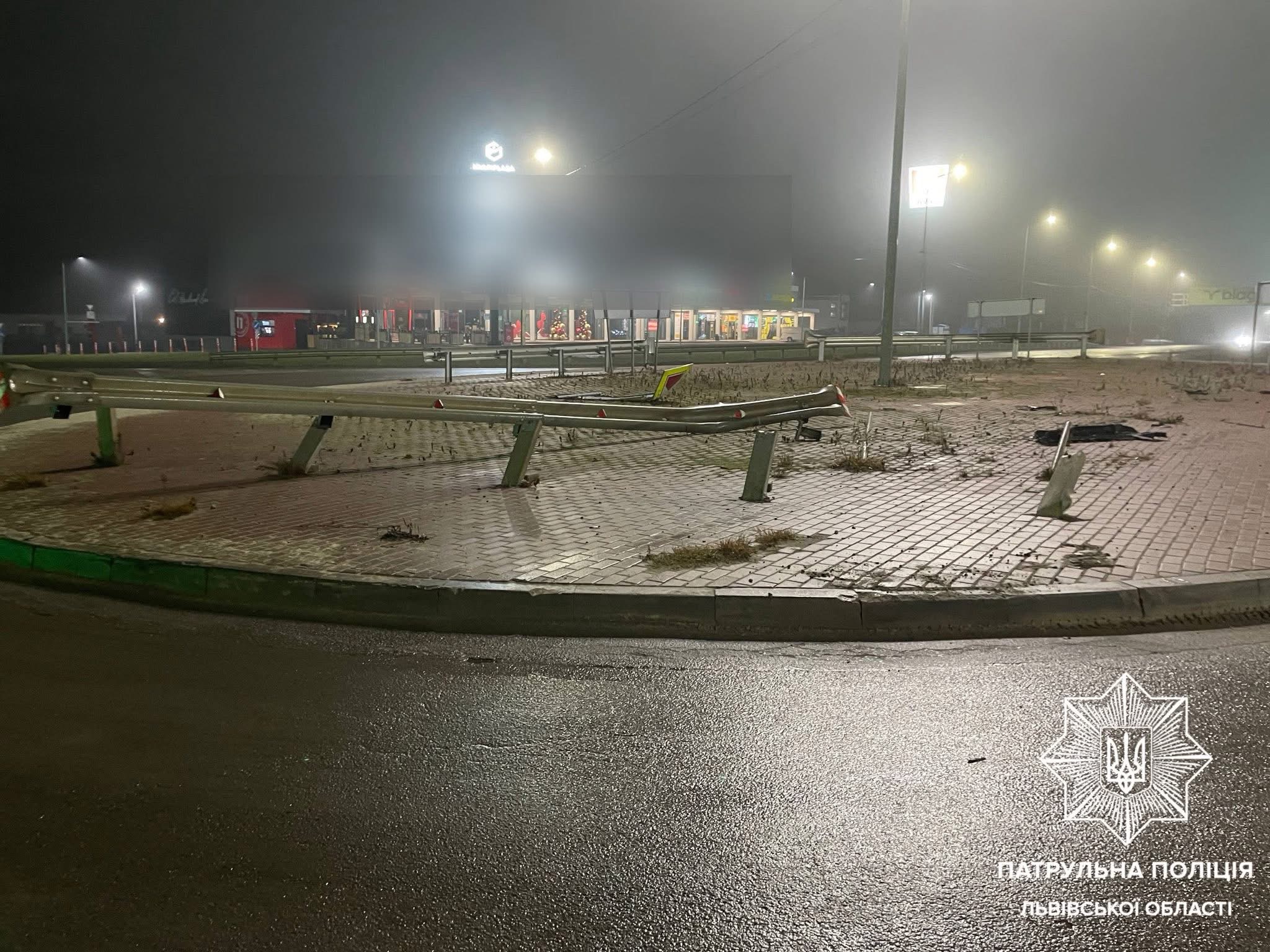 П’яний водій Peugeot протаранив огорожу на кільці об’їзної Львова