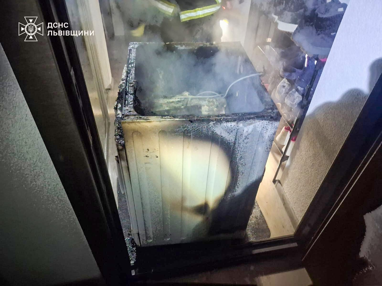 У Самборі через загоряння пральної машинки ледь не згоріла вся квартира