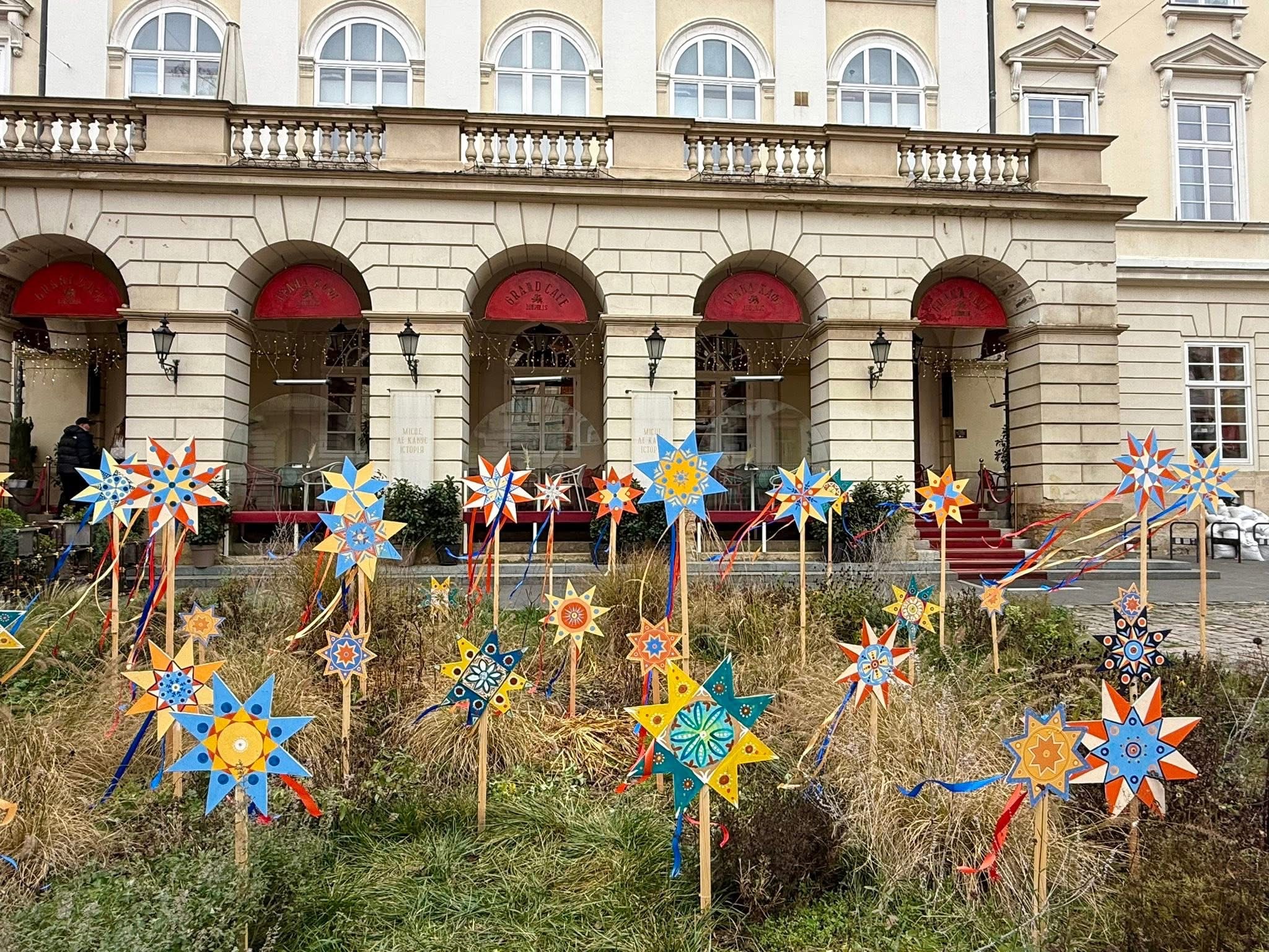 Біля ратуші у Львові встановили різдвяну клумбу зі звіздами ручної роботи