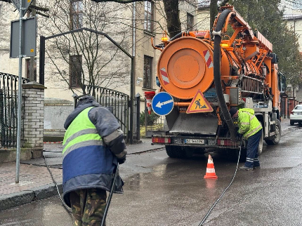 Творчість із наслідками: у Львові студенти забили каналізаційний колектор глиною