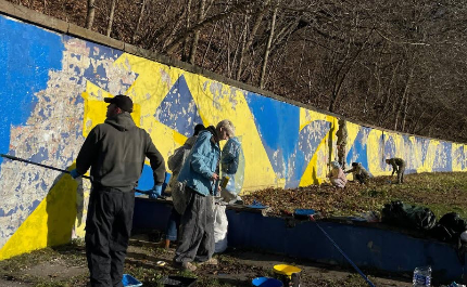 У Львові відновлюють мурал «Азовсталь»: до робіт долучилися родини полонених захисників Маріуполя