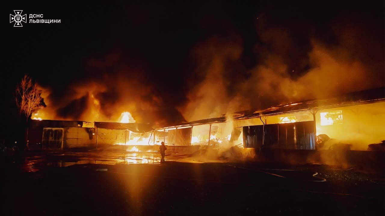 На Стрийщині рятувальники більше 5 годин гасили пожежу складської будівлі