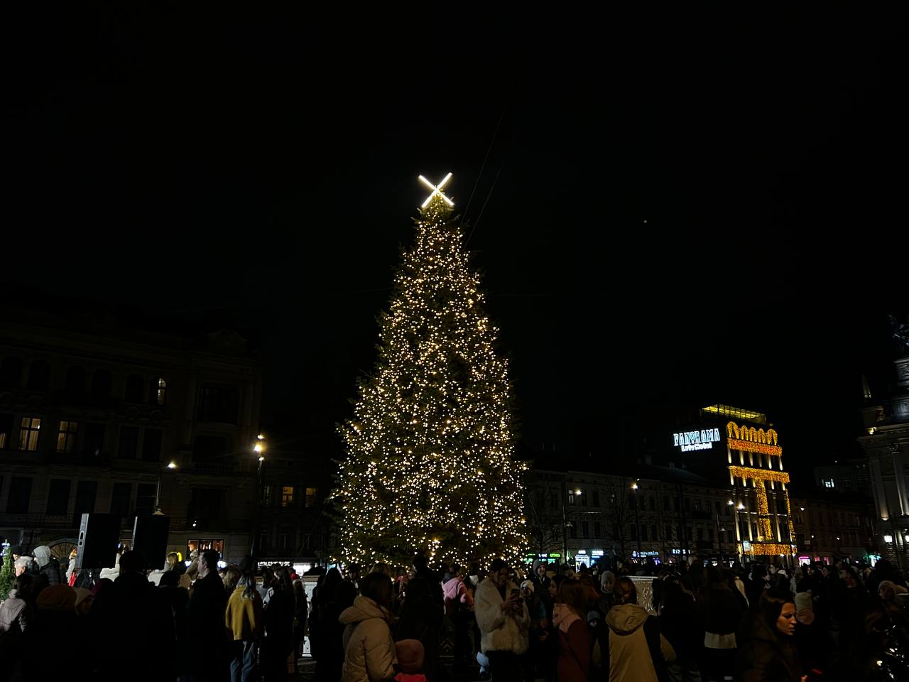 Перед Оперним театром засвітили головну різдвяну ялинку Львова (ВІДЕО)