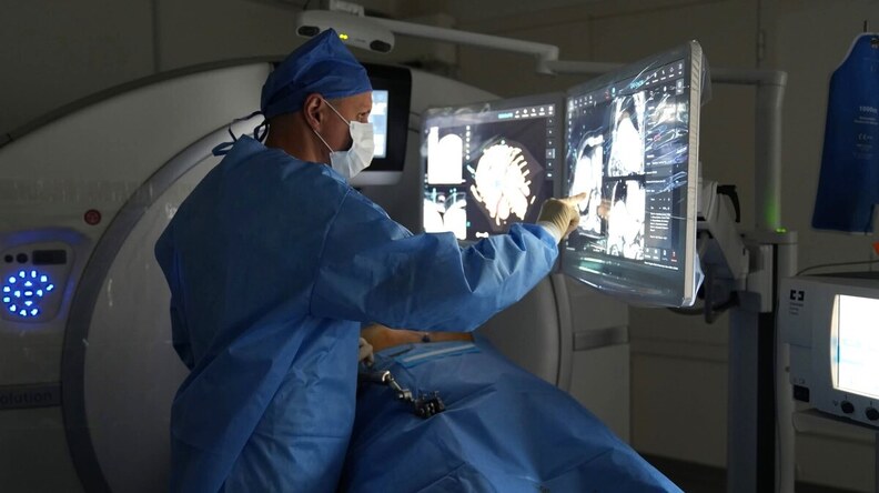 Львівські лікарі з допомогою ШІ знищили пухлину пацієнтки