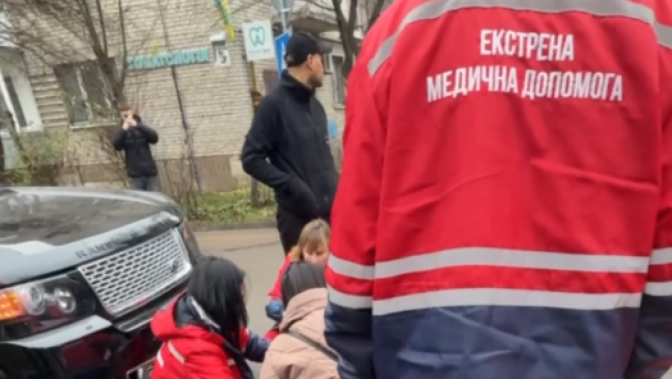 Внаслідок наїзду авто у Львові постраждали двоє школярок