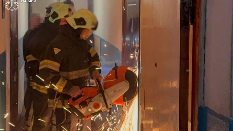 8-річна дівчинка кликала на допомогу — матір пішла, залишивши дітей самих удома