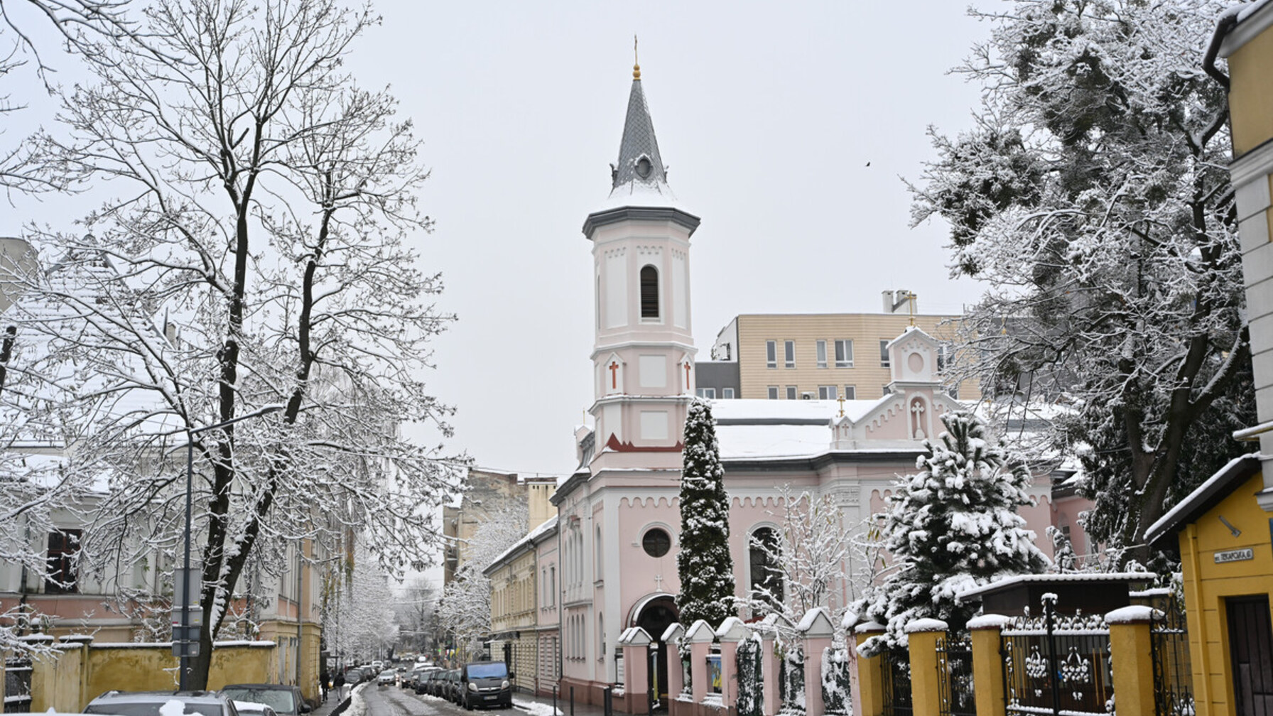 Негода на дві доби: синоптики попереджають про сильний вітер та ожеледицю