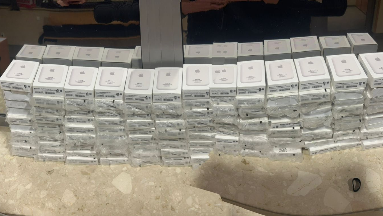 На кордоні з Польщею виявили приховані павербанків Apple на 600 тис. грн