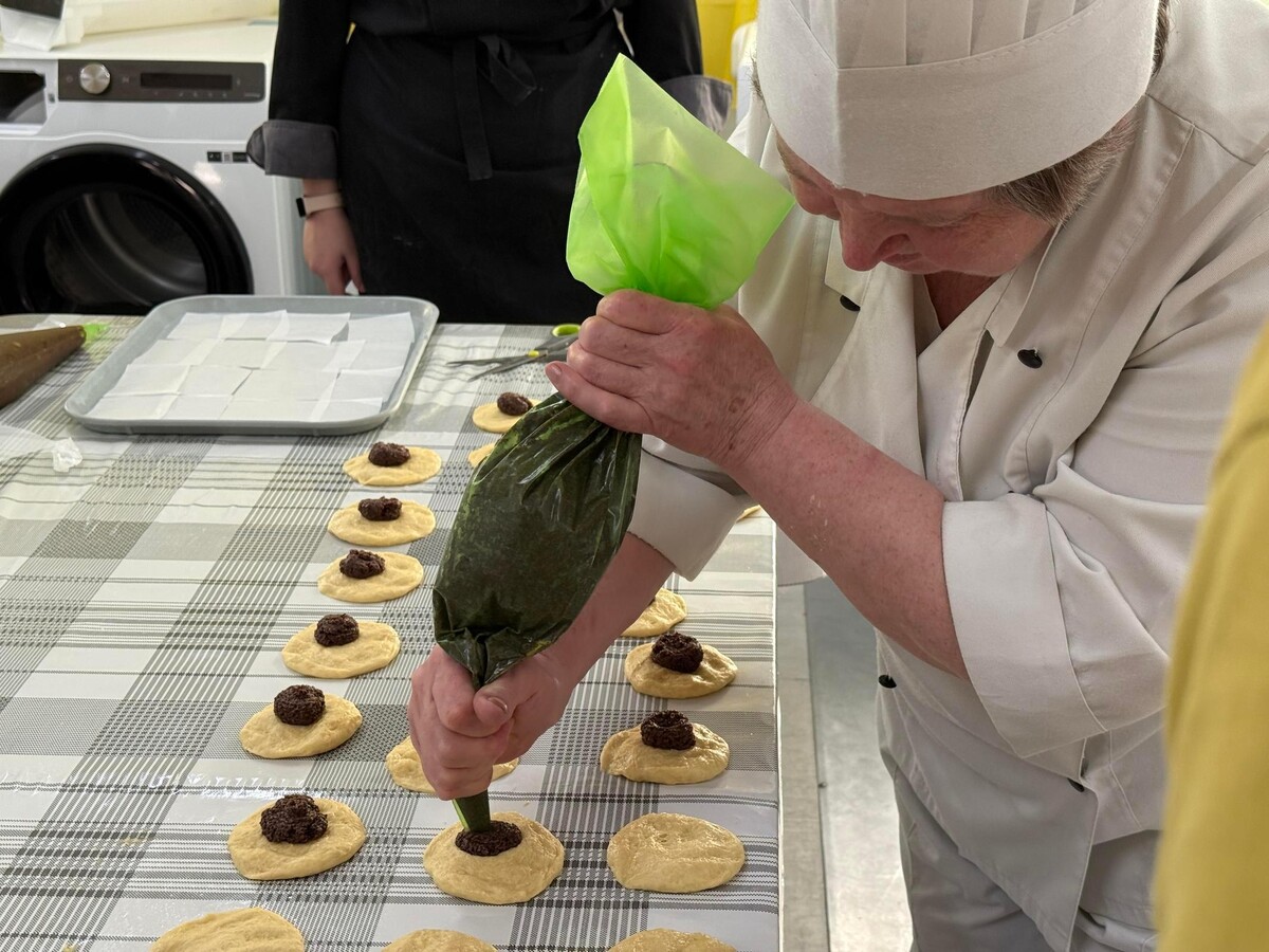 У модульному містечку на Сихові провели майстер-клас з приготування пампухів