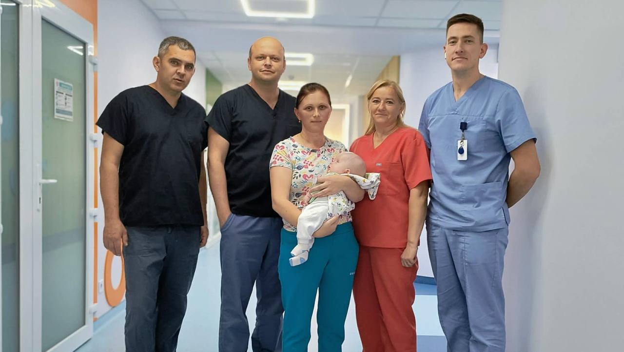 Жінці радили перервати вагітність: львівські нейрохірурги врятували немовля з важкою патологією мозку