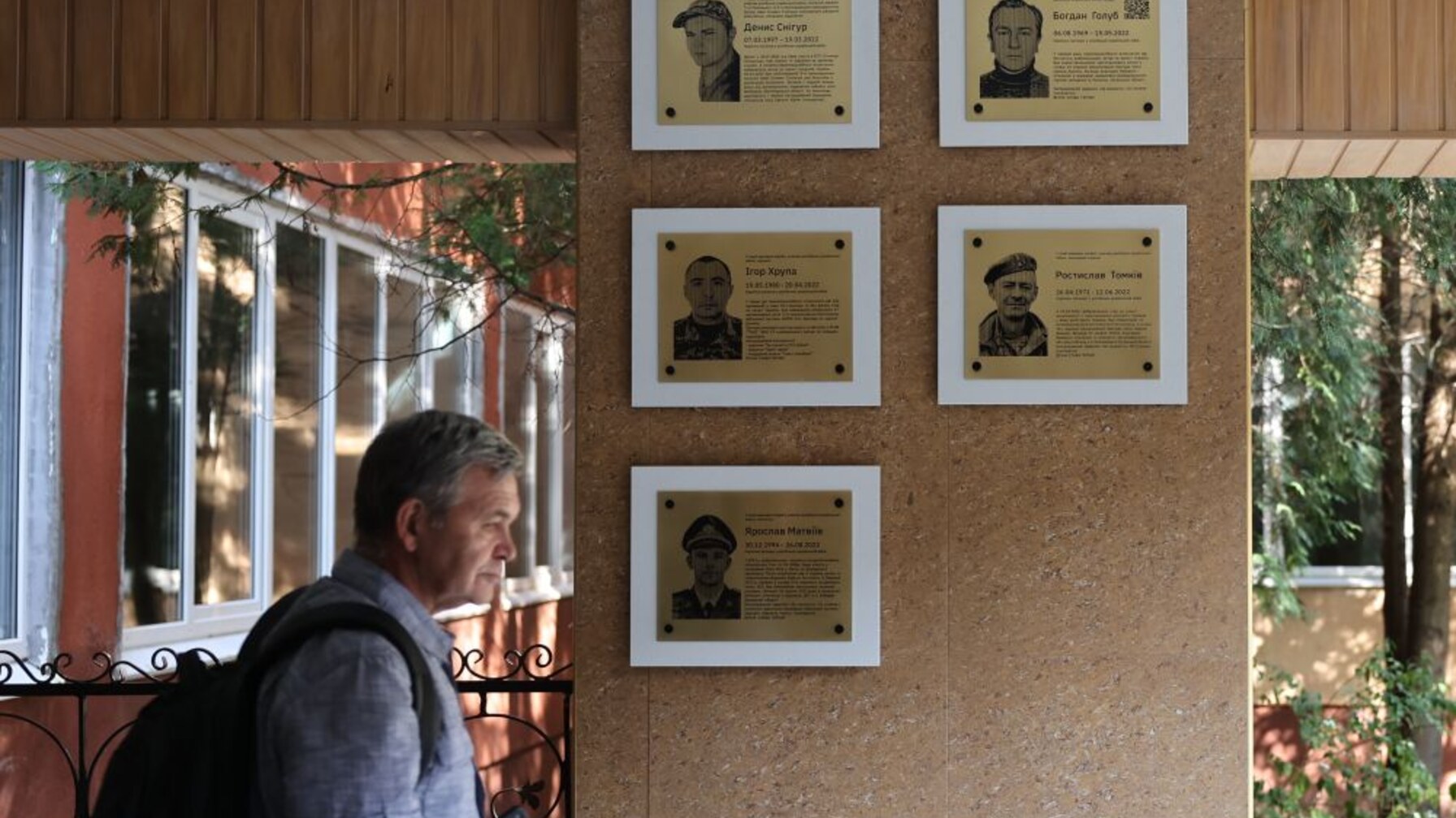 Ще 13 меморіальних таблиць полеглим Захисникам встановлять на фасадах закладів освіти Львівської громади