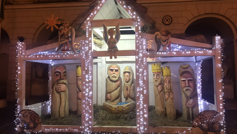 Різдво ближче: на площі Ринок у Львові монтують шопку