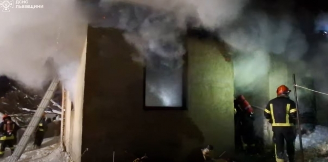 У Львові під час пожежі з палаючого будинку врятували пенсіонерку