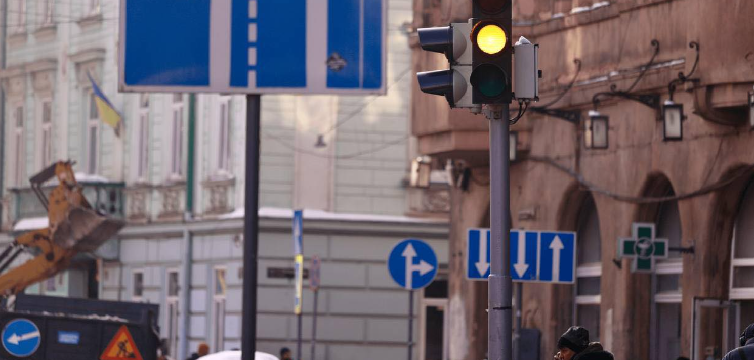 На двох перехрестях Львова світлофори працюють у режимі жовтого миготіння