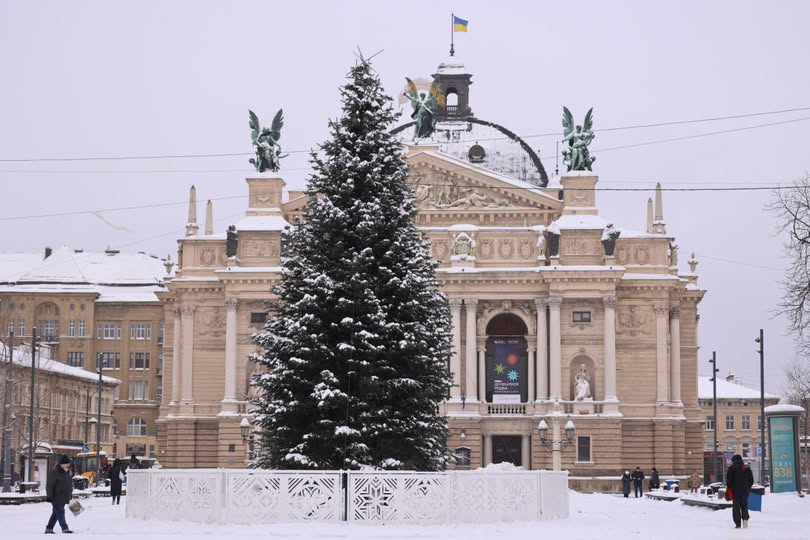 Головна ялинка Львова ще на тиждень залишиться у місті