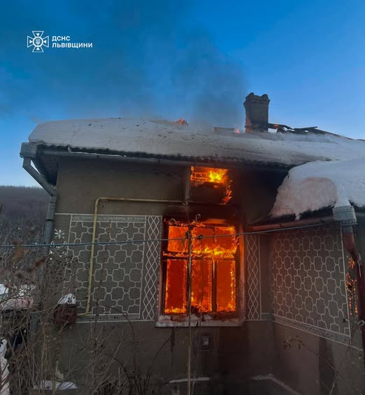 Пожежа на Золочівщині: вчасна допомога врятувала дім і життя людини