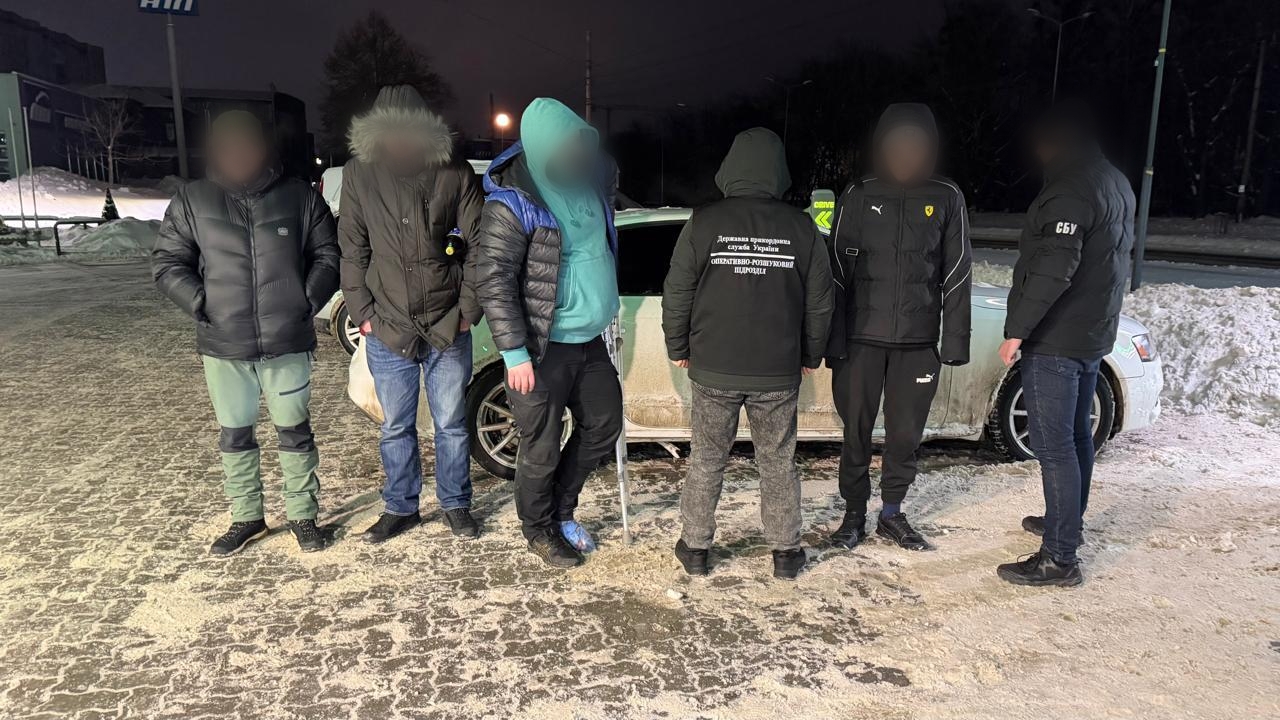 Двоє львів’ян збиралися переправити за кордон чоловіків призовного віку