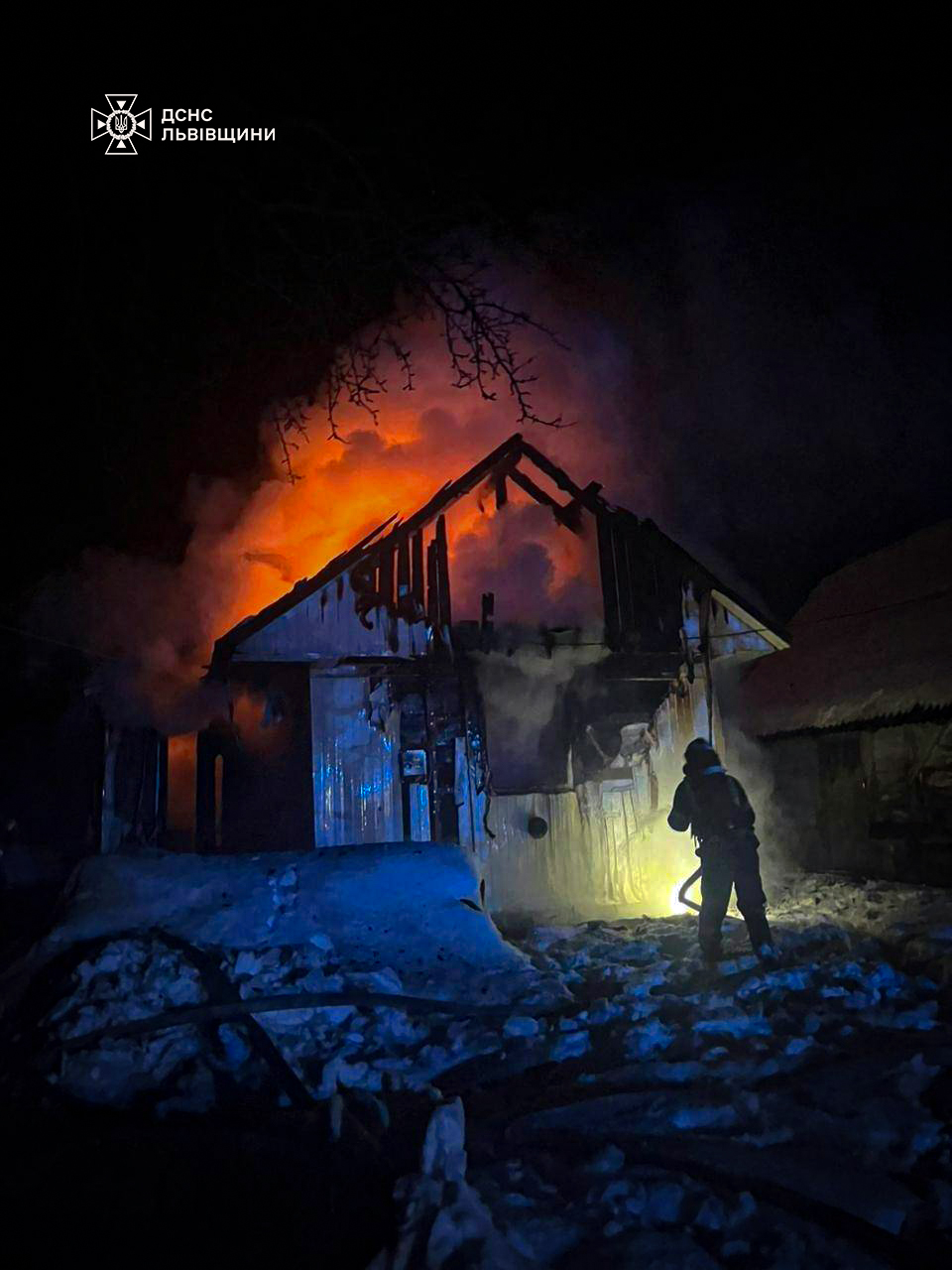 Пожежа серед ночі: на Яворівщині загорівся житловий будинок