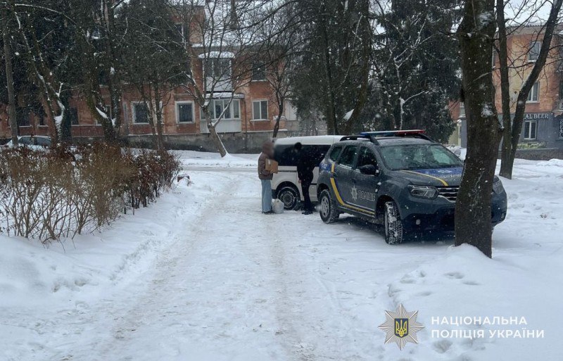 Здавав назад і не побачив: у Новому Роздолі авто травмувало 80-річну жінку
