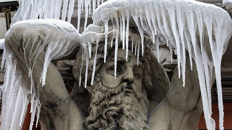 Сніг із даху травмував пішохода у Львові: 20-річного хлопця готують до операції