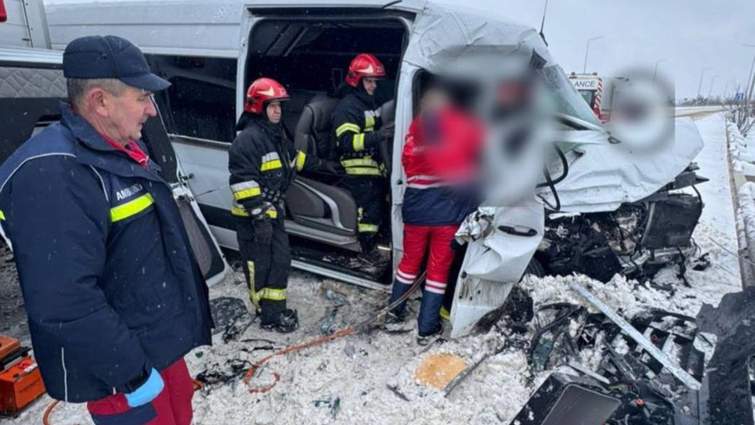 Смертельна аварія біля Краківця: фура врізалася в автобус, загинула пасажирка