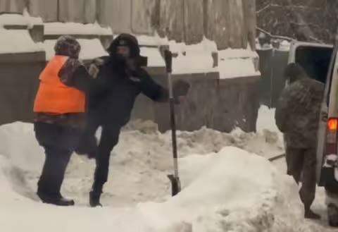 «Заважала працювати»: у Львові поліцейська напала на літню двірничку