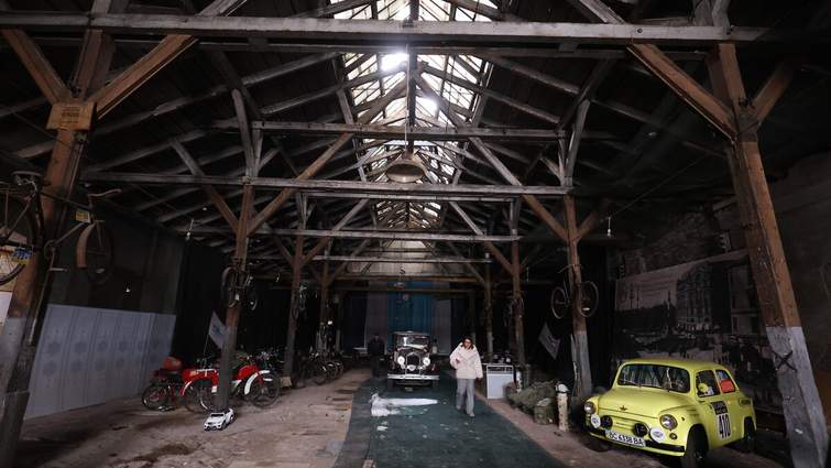 Загроза обвалу в центрі Львова: місто терміново рятує ангар старого депо