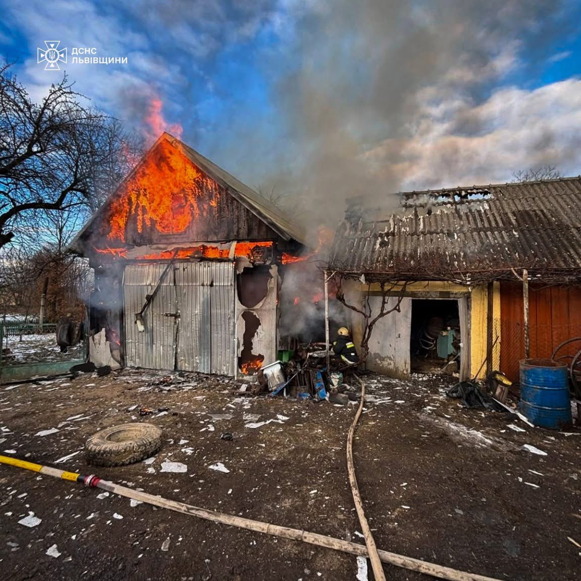 Горіли сіно та дрова: на Дрогобиччині гасили пожежу у сараї та гаражі