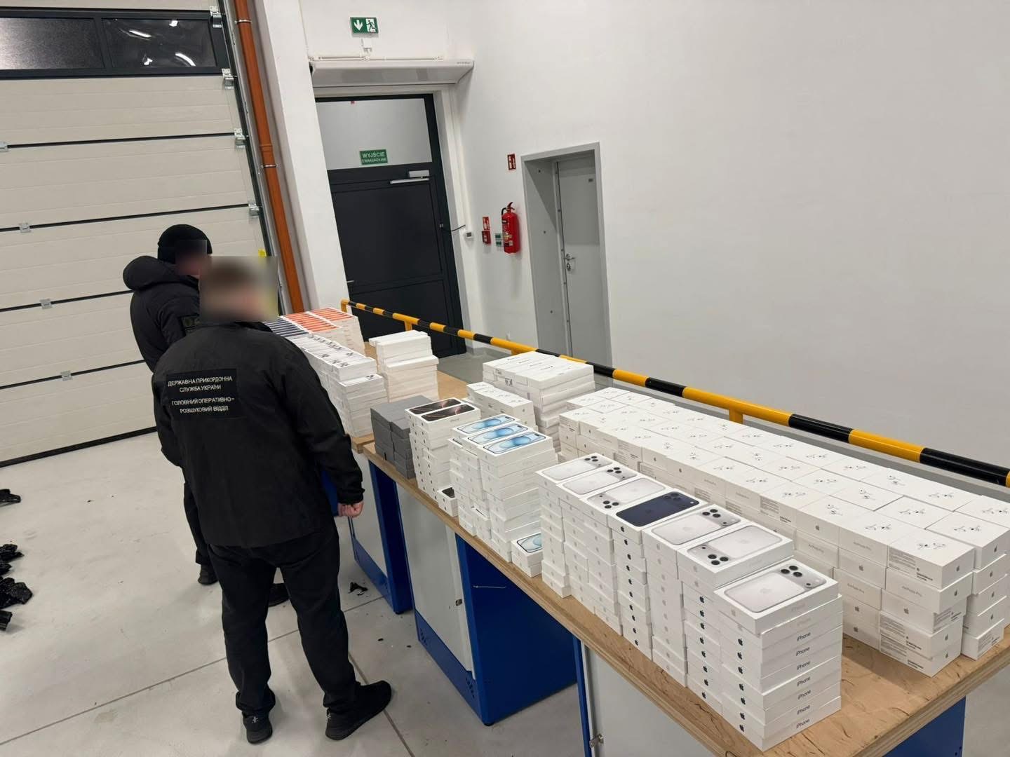 Техніка Apple в днищі авто: у ПП «Нижанковичі» зірвали масштабну спробу контрабанди