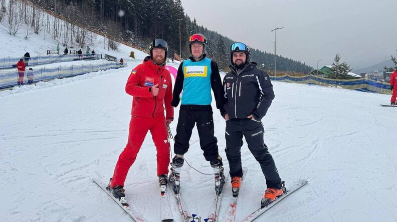 Ветеран Микола Шот із Новояворівська, який втратив на війні чотири кінцівки, став на лижі