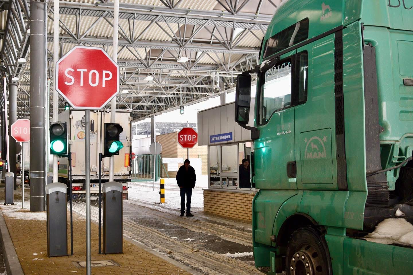 Люди масово перетинають кордон: де найбільші черги на західних пунктах пропуску