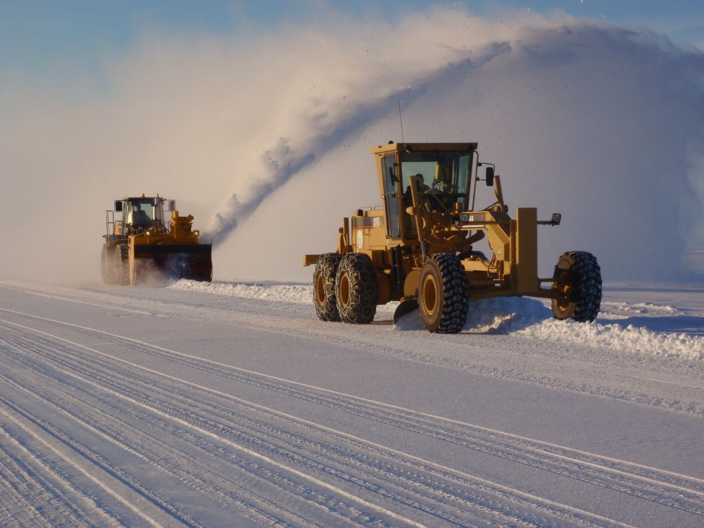 110 одиниць техніки всю ніч чистили дороги Львівщини від снігу