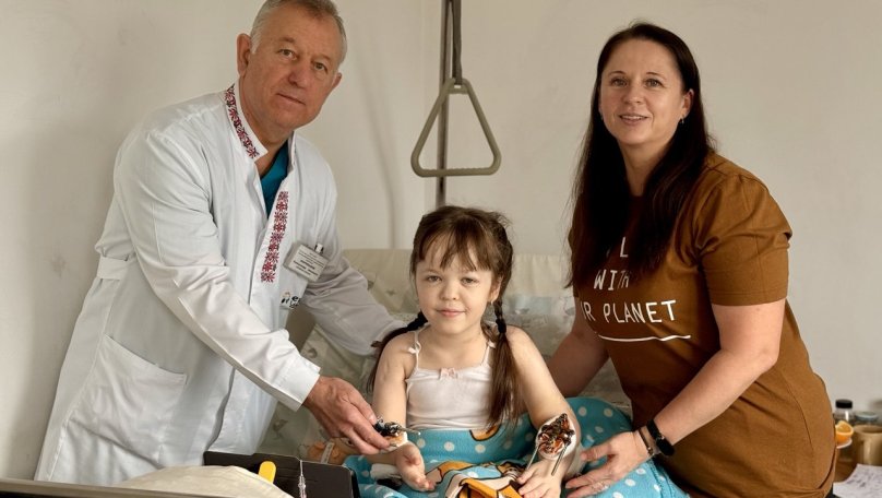 По сантиметру щороку: як львівські хірурги змінюють життя 10-річної Юлі