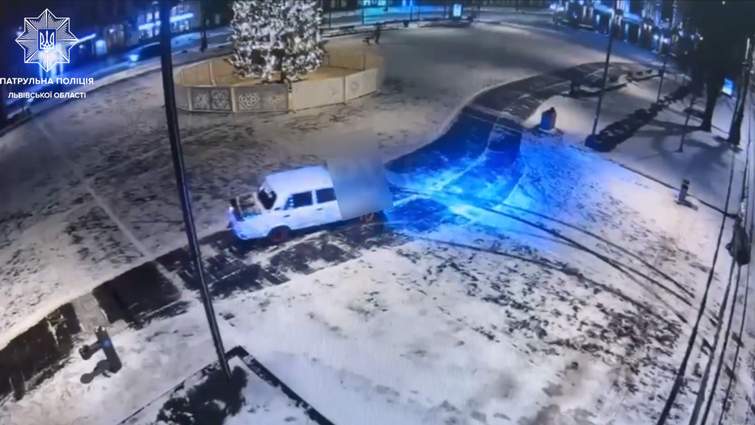 У центрі Львова 22-річний юнак дрифтував біля міської ялинки на прикрашеному гірляндами ВАЗі (ВІДЕО)