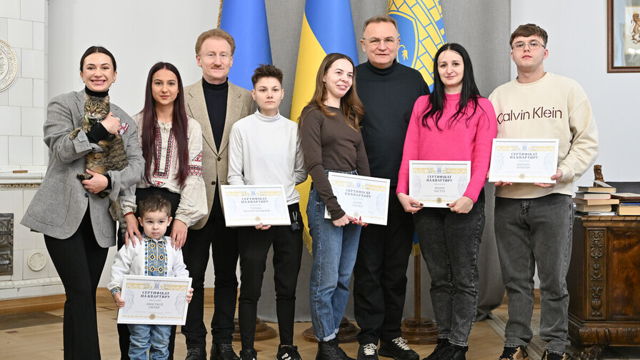 13 квартир за бюджетні мільйони: у Львові сиротам вручили ключі від житла