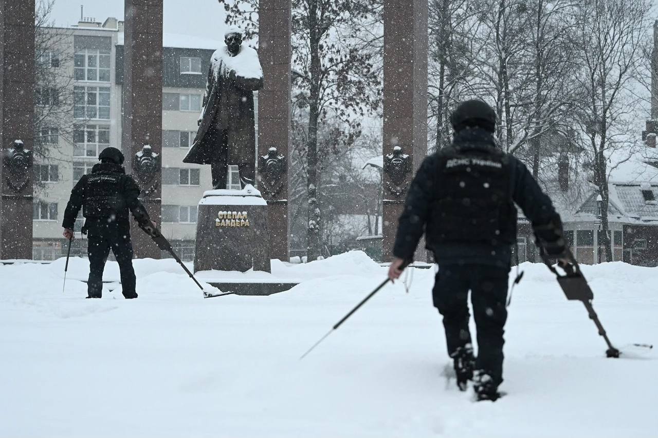На околицях Львова підбили дрон, який впав поруч із пам’ятником Бандері