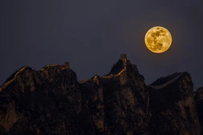 Сніжний Місяць у лютому: коли над Україною зійде повня і чому за нею стежать у NASA