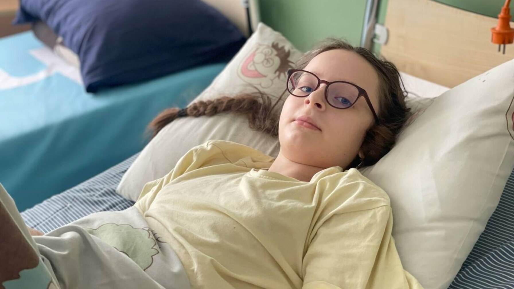 Лікарі зі Львова та Варшави врятували 11-річну дівчинку з рідкісною пухлиною тазу