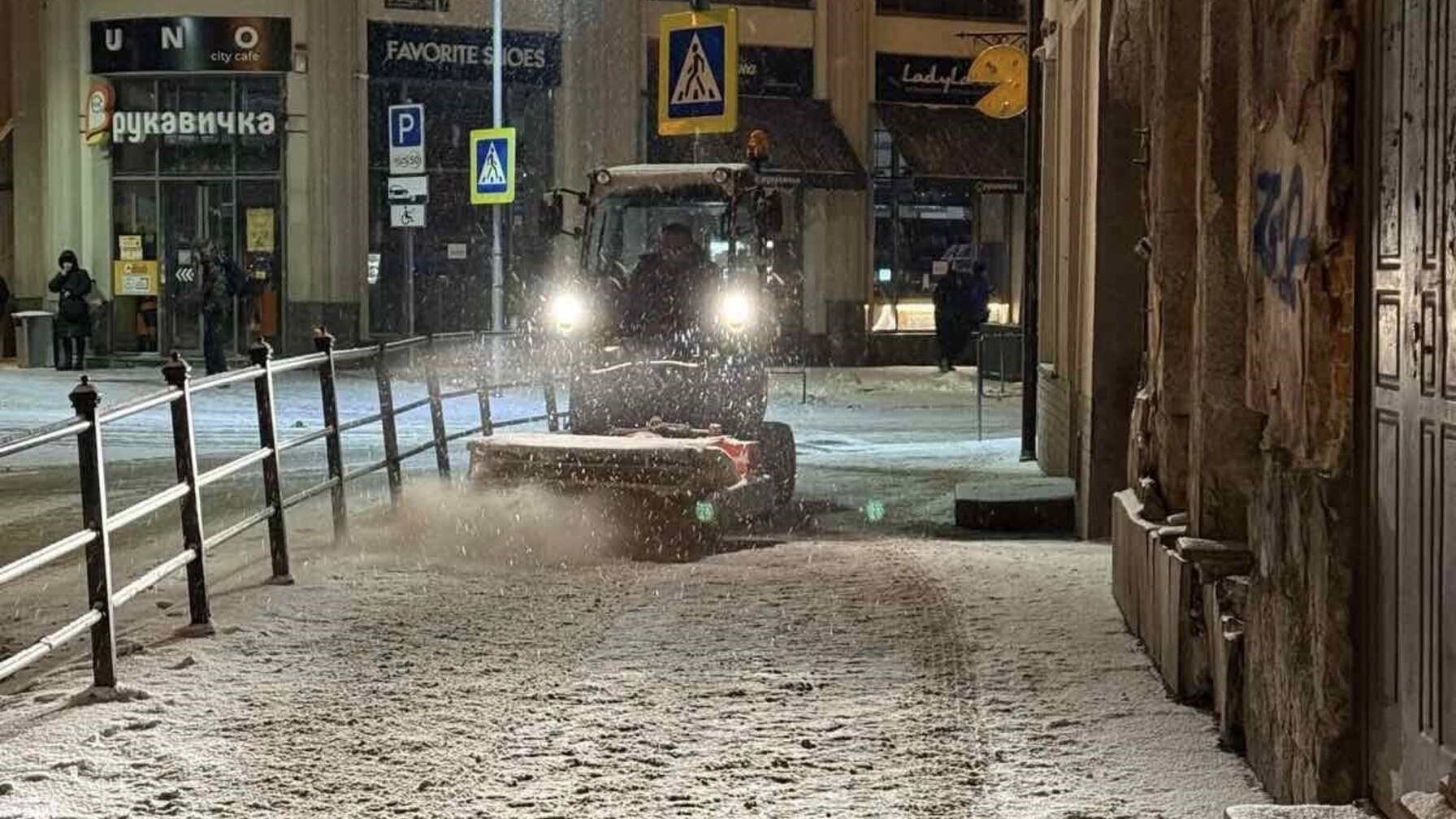 Понад 1300 двірників і 87 машин: як Львів прибирають після нічного снігопаду