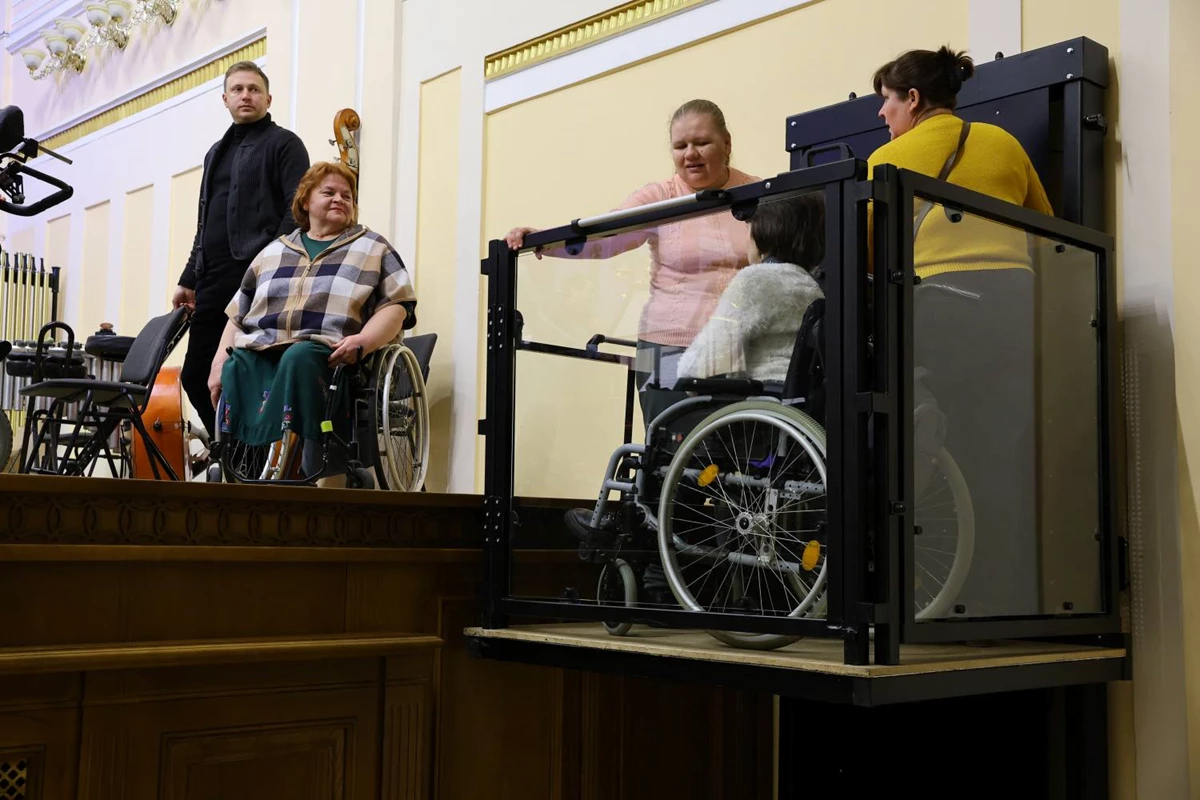 У Львівській філармонії запрацював перший в Україні підйомник на сцену для людей з інвалідністю