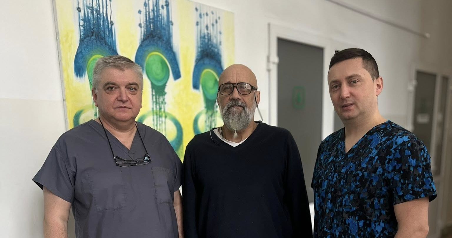 Ледь не помер через персикову кісточку: львівські лікарі врятували життя пацієнта